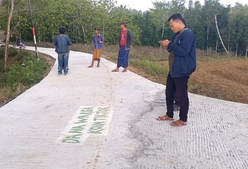 Kreatif! Warga Sampang Bangun Jalan dari Sumbangan Koin TikTok