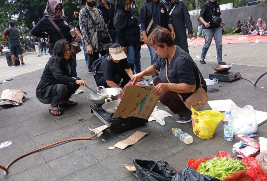 Warga Bogor Gelar Demo Sambil Masak Jengkol dan Ikan Cue di Balai Kota