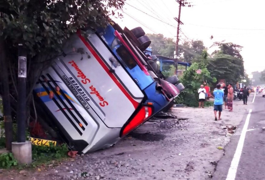 Bus Sumber Rahayu Terbalik di Magetan, Hindari Pemotor Diduga Mabuk