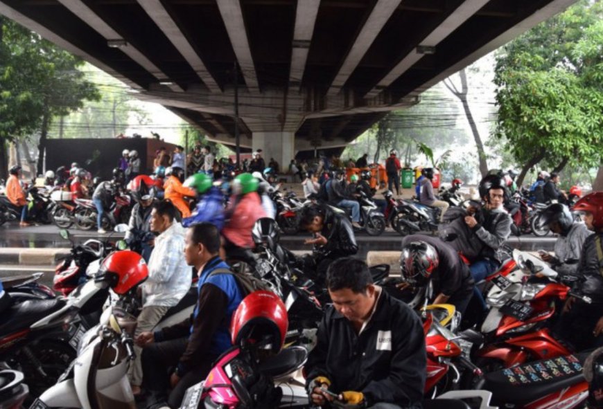 Hati-Hati! Berteduh di Flyover saat Hujan Bisa Kena Denda hingga Rp250 Ribu