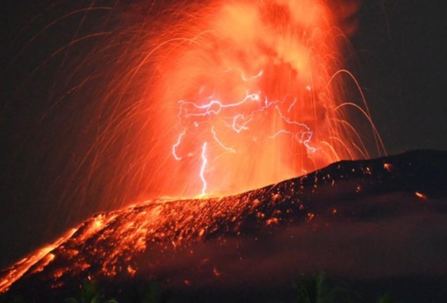 Gunung Ibu di Maluku Utara Erupsi dan Keluarkan Sinar Api, Warga Diminta untuk Jauhi Area Pegunungan