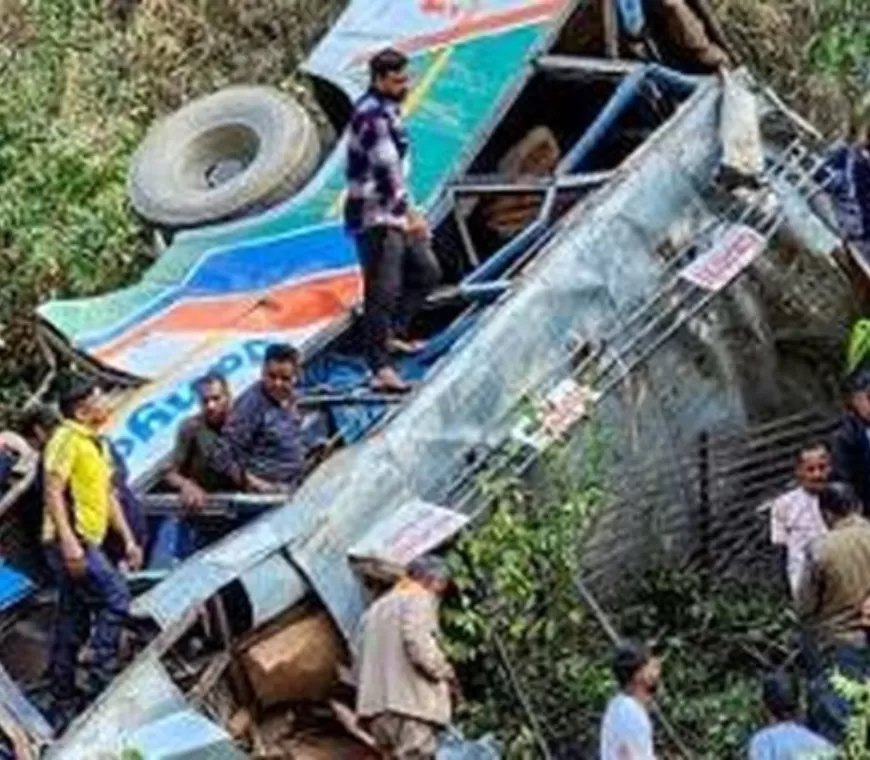 Bus Berisi Siswa SMA Study Tour Terjun ke Tebing, Belasan Nyawa Melayang