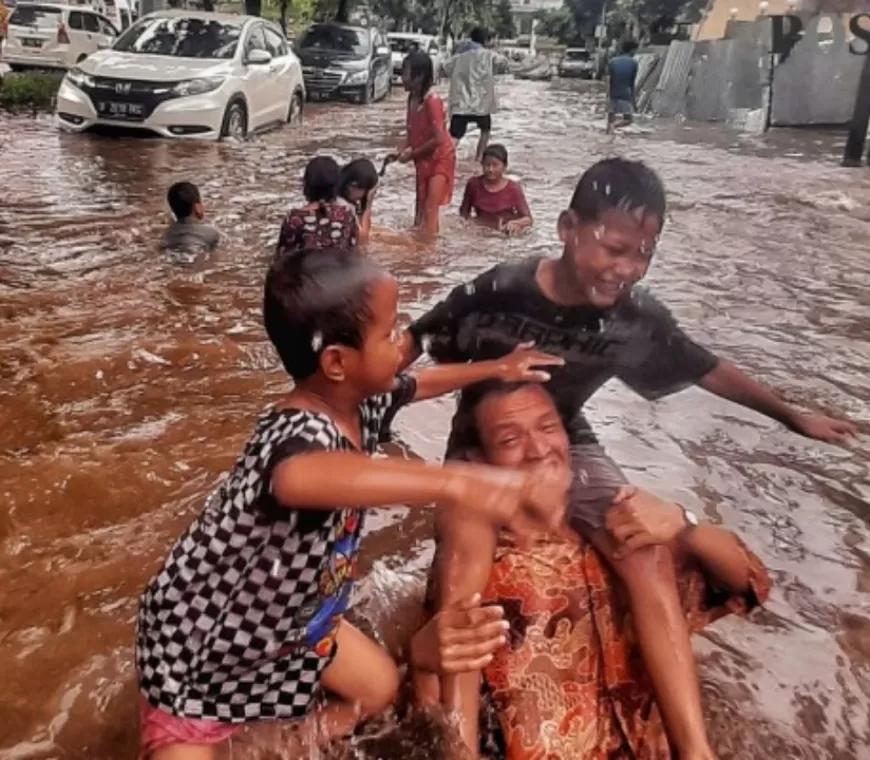 Jakarta Timur Dikepung Banjir, 47 RT Terendam, 43 Warga Mengungsi