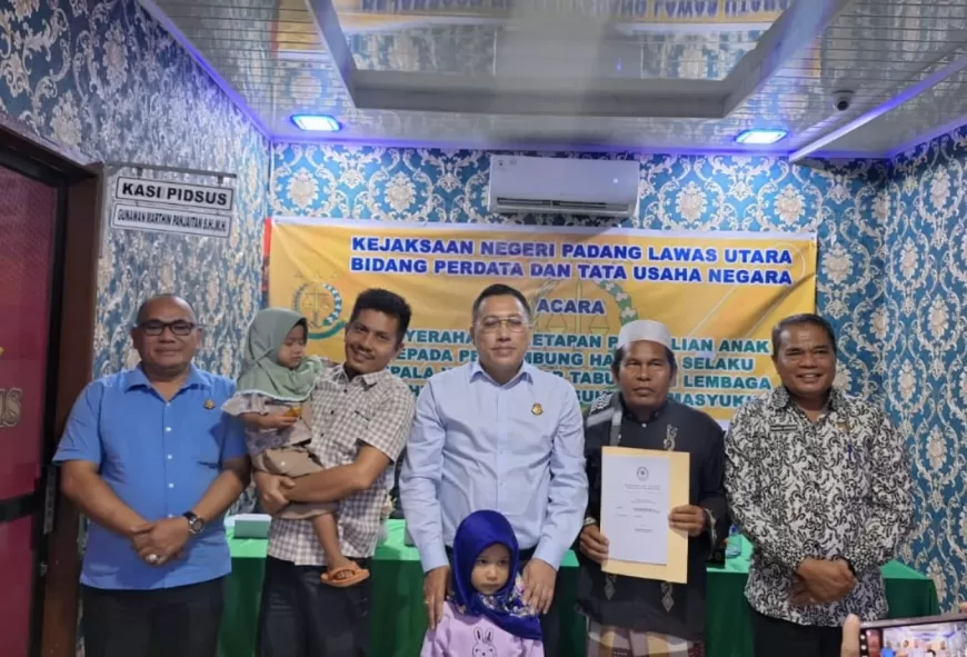 Pertama di Paluta, Kajari Paluta Serahkan Penetapan Perwalian Anak