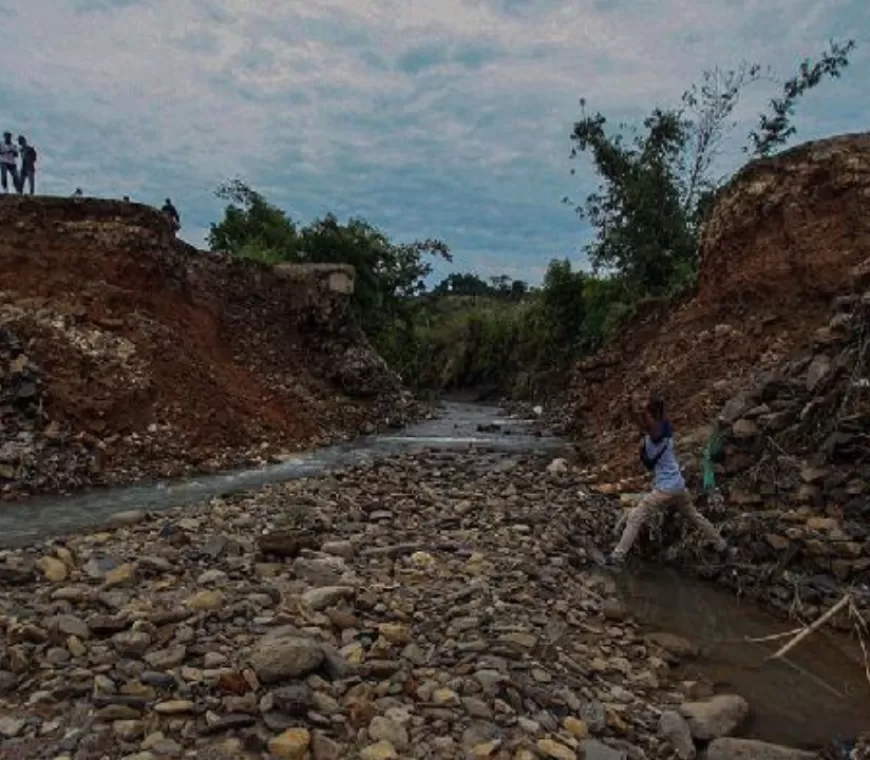 34 Keluarga Terimbas Akibat Jalur Akses Puncak 2 Hambalang Bogor Terputus