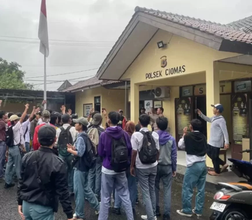 Polsek Ciomas Didatangi Ratusan Siswa SMK YKTB, Tuntut Keadilan Atas Kasus AF