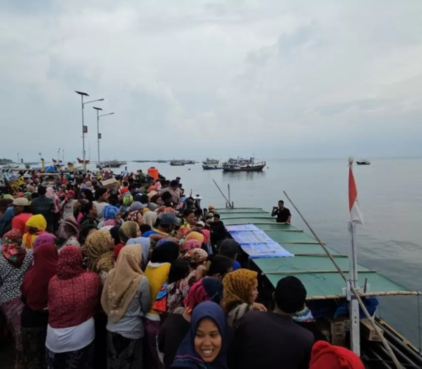 Krisis Air Bersih Melanda Gili Ketapang, Warga Berebut Air di Pelabuhan