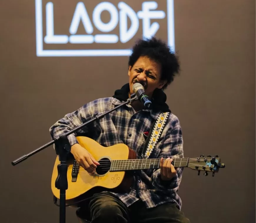 Lirik dan Makna Lagu Komang - Raim Laode, Para Buciners Wajib Merapat!