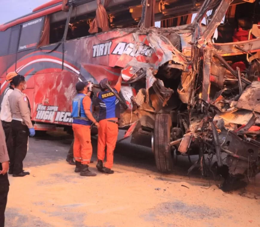 Bus Wisata Tabrak Truk Tronton yang Gagal Menanjak di Tol Malang, 4 Nyawa Melayang