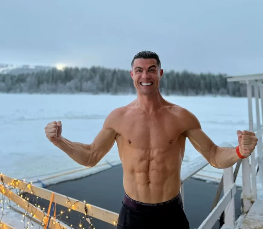 Rayakan Natal, Cristiano Ronaldo Mandi Es di Finlandia Sambil Pamer Perut Kotak-kotak