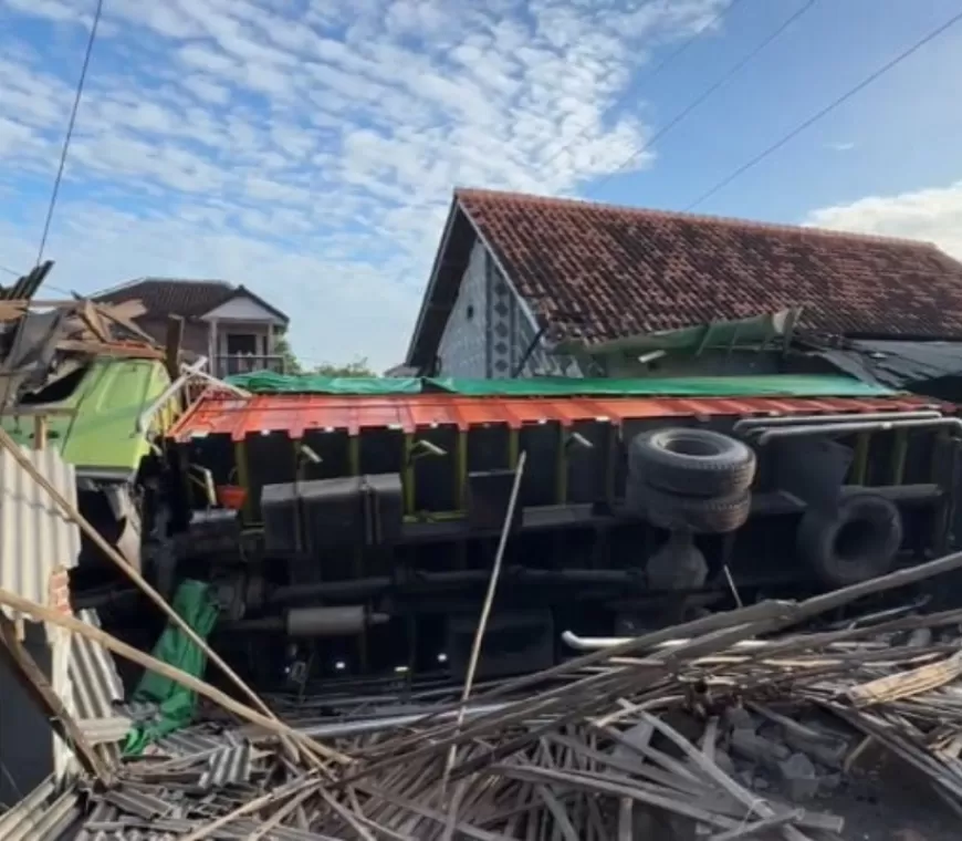 Truk Angkut Beras Terguling, Tabrak 2 Rumah hingga Hancur di Pasuruan