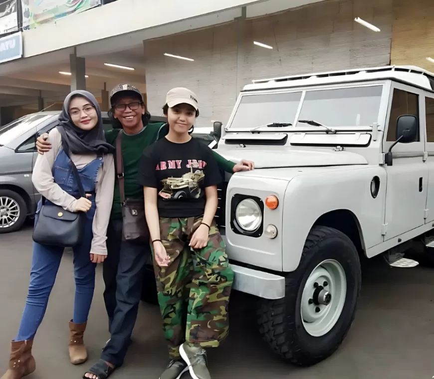 Menikmati Hari Tua, Mandra Pilih Petualangan Naik Mobil Jeep dengan Sang Anak