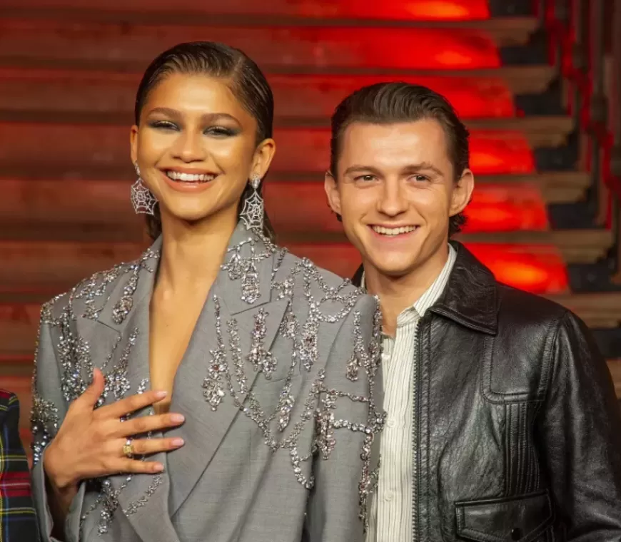 Dikabarkan Bertunangan, Tom Holland dan Zendaya Pamer Cincin Berlian di Golden Globes 2025