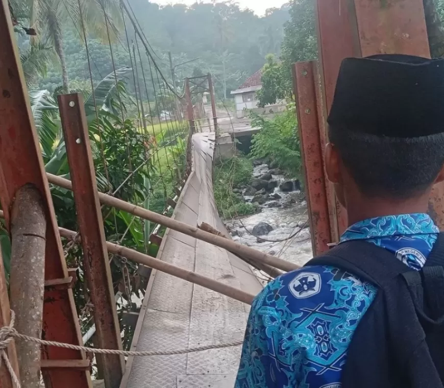 Tiga Pelajar Tercebur ke Sungai Akibat Jembatan Putus di Cianjur