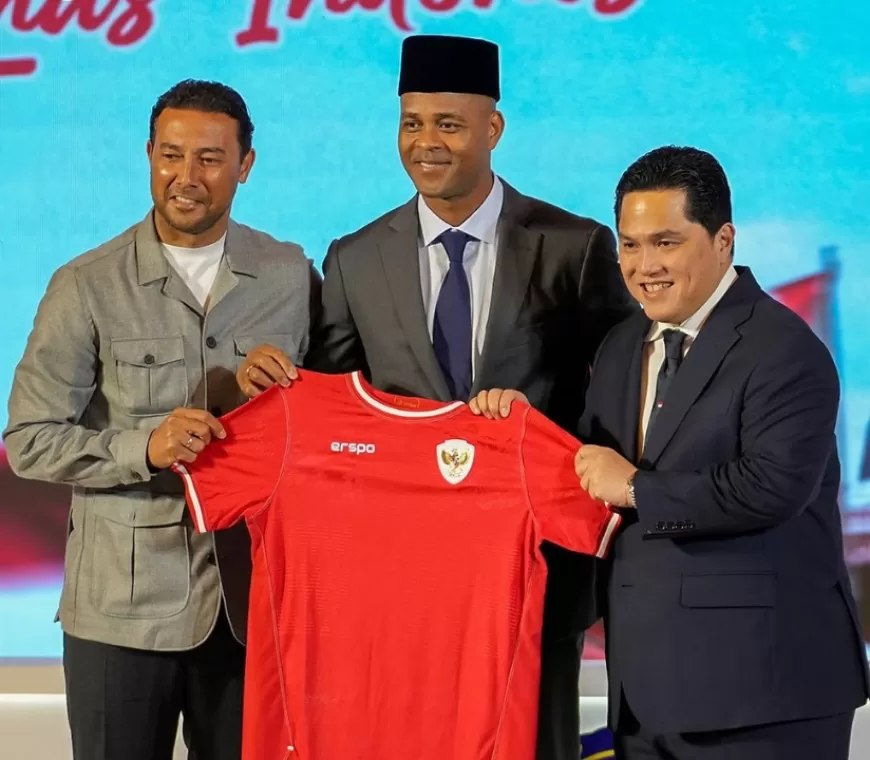 Kenakan Peci, Patrick Kluivert Diperkenalkan Sebagai Pelatih Timnas Indonesia oleh PSSI