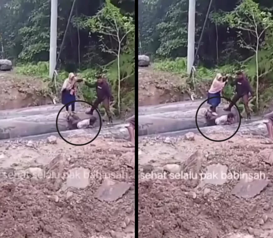 Polisi di NTB Rela Punggungnya Jadi Jembatan untuk Ibu dan Anak Saat Jalan Terputus