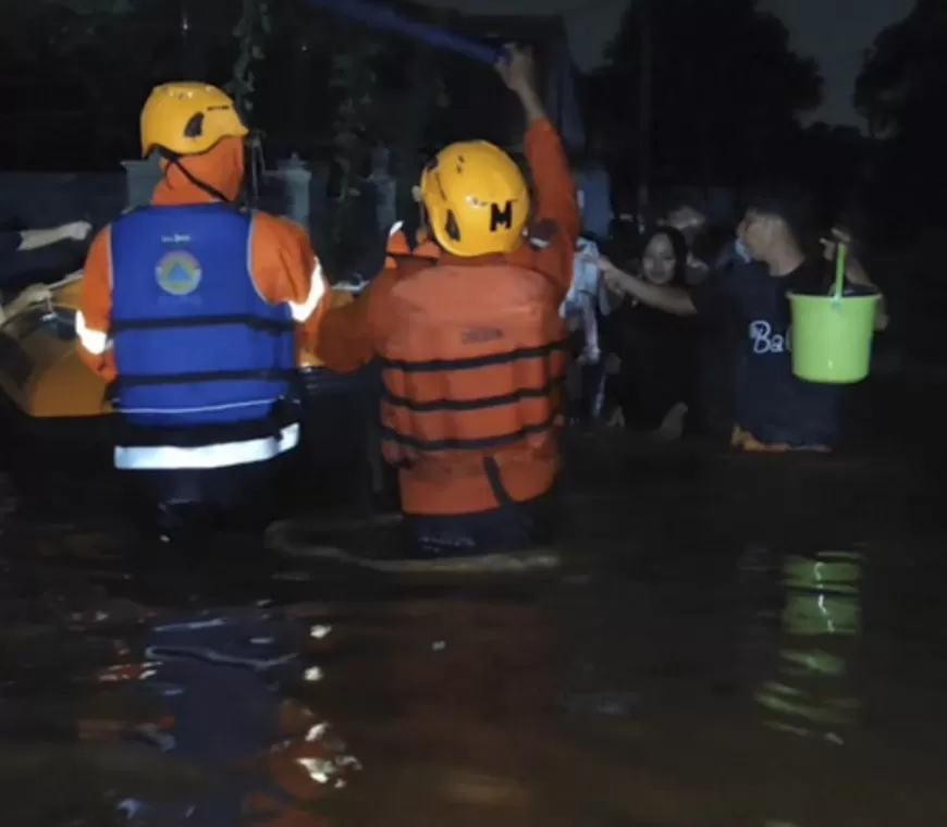 Banjir Bandang di Cirebon, Warga Kaget Airnya Setinggi Dada padahal Tak Turun Hujan