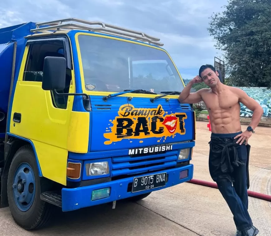 Pose Pamer Perut Six Pack di Sebelah Truk Bikin Ramai Netizen Tergoda, Chicco Jerikho: Rame 'Cowok' ya?