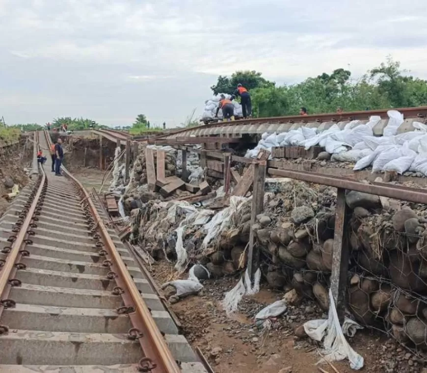 Rel Kereta di Grobogan Terendam Banjir, Bikin Jembatan Besi Menggantung