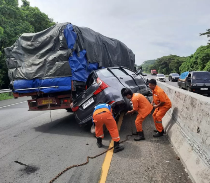 Kecelakaan di Tol Cipularang Km 80, Mobil Terjepit Truk yang Pecah Ban