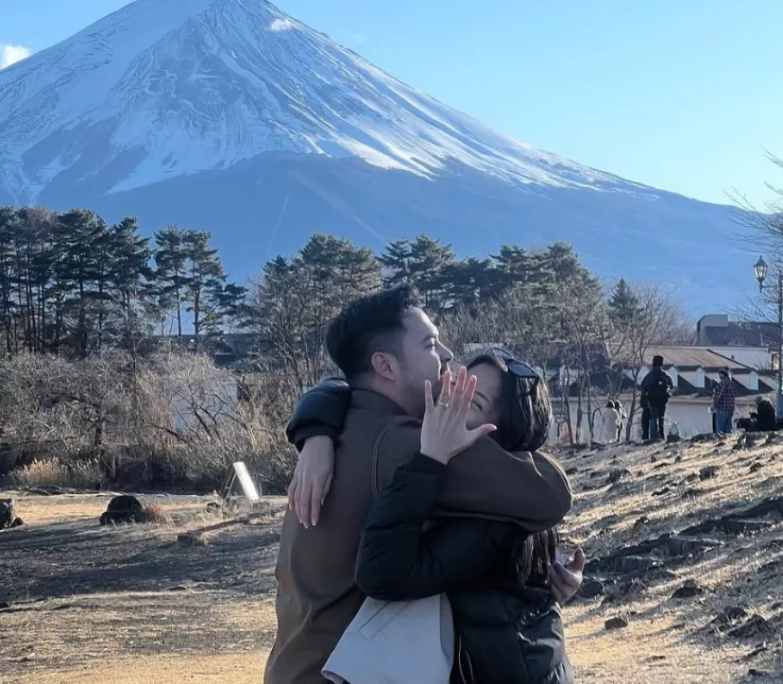 Gunung Fuji Jadi Saksi, Nadhif Basalamah Lamar Kekasih di Jepang