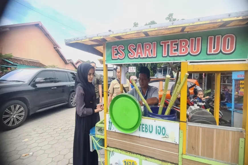 Ranny Fahd A Rafiq Borong Es Tebu di Sekitar Makam Sunan Gunung Jati