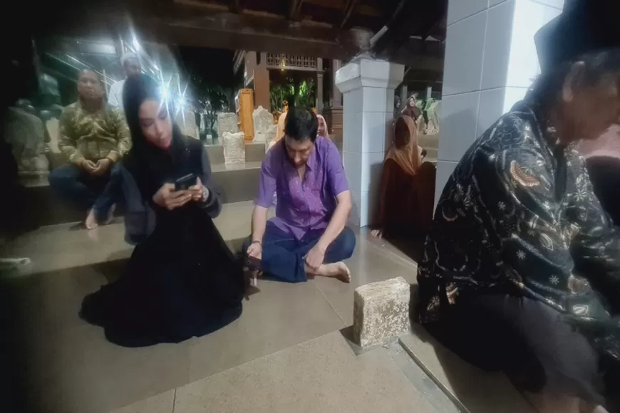 Fahd A Rafiq & Ranny Ziarah ke Makam Sunan Bonang di Tuban, Jawa Timur