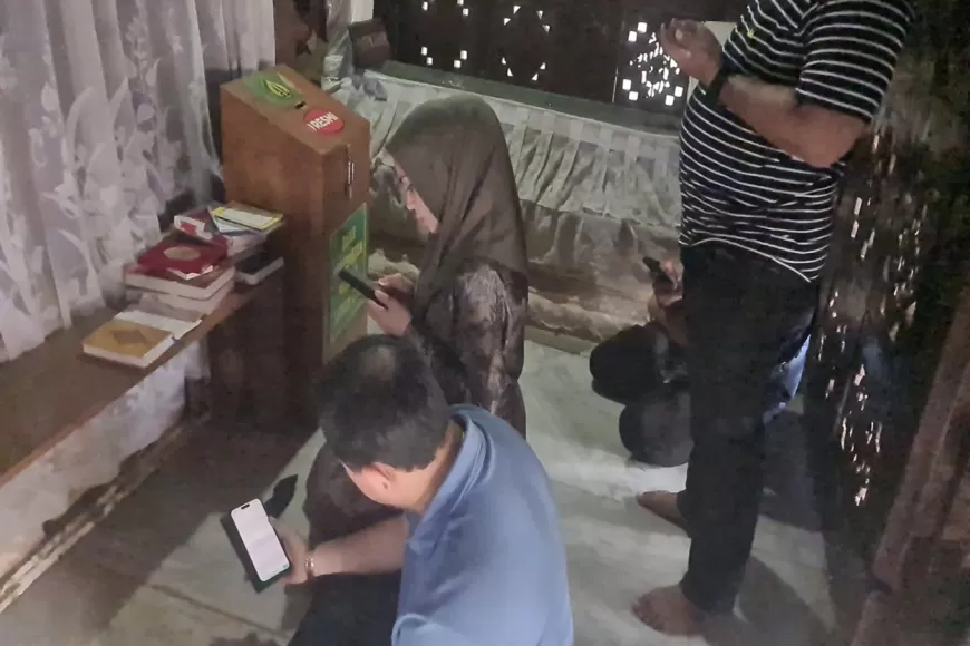 Fahd A Rafiq & Ranny Ziarah ke Makam Sunan Giri di Gresik, Jawa Timur