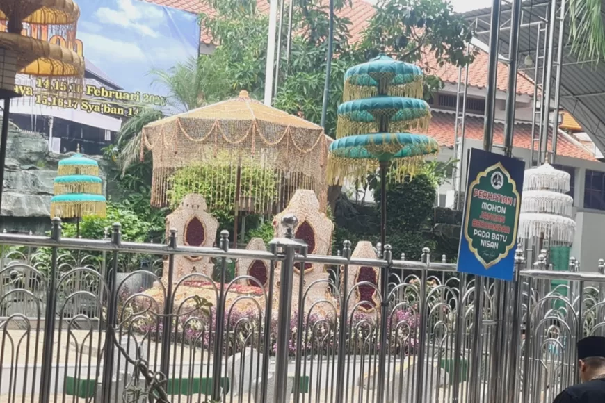 Fahd A Rafiq & Ranny Ziarah ke Makam Sunan Ampel di Surabaya, Jawa Timur