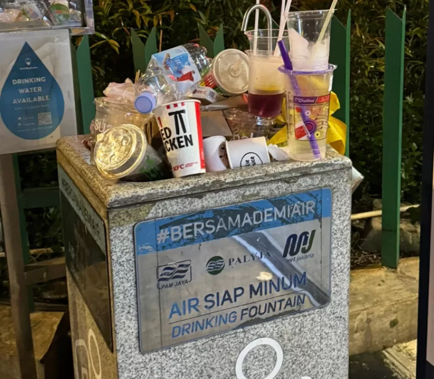 Fasilitas Air Minum di Stasiun MRT Dijadikan Sebagai Tempat Sampah, Netizen: Emang Ngga Bisa Diajak Maju