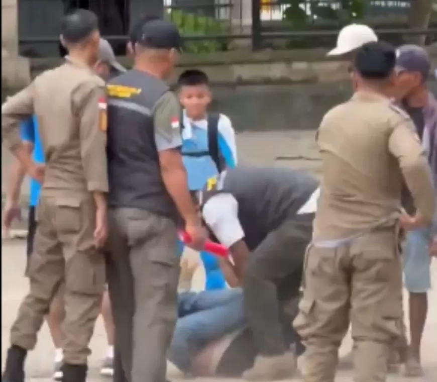 Viral! Satpol PP Kendari Keroyok Penjual Kerupuk hingga Jatuh, Berakhir Damai