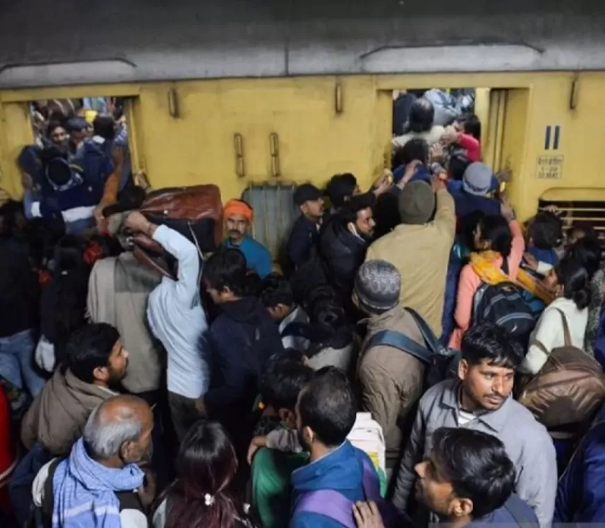 18 Orang Tewas dalam Insiden Berdesakan di Stasiun Kereta New Delhi India