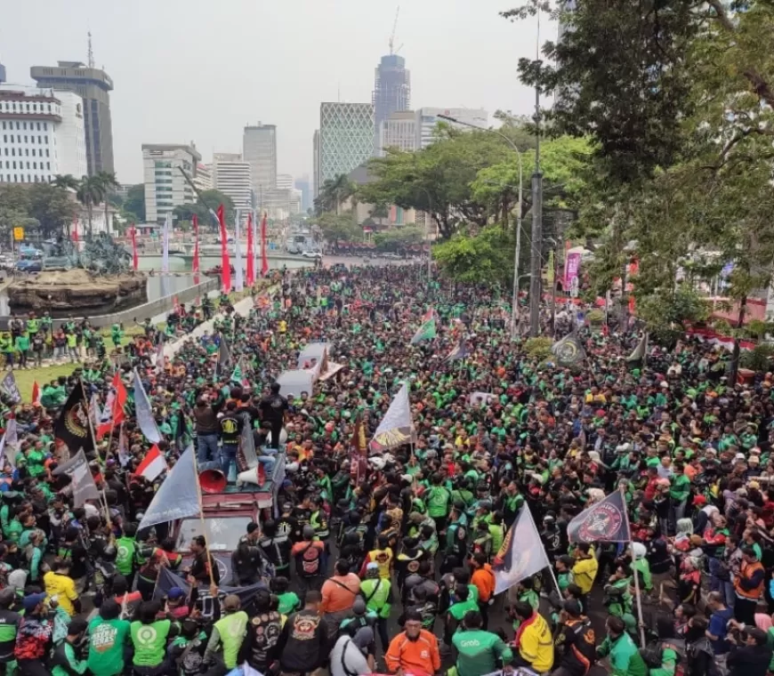 Ojol Demo Tuntut Hak THR di Kantor Kemnaker, Ribuan Driver Matikan Aplikasi Massal