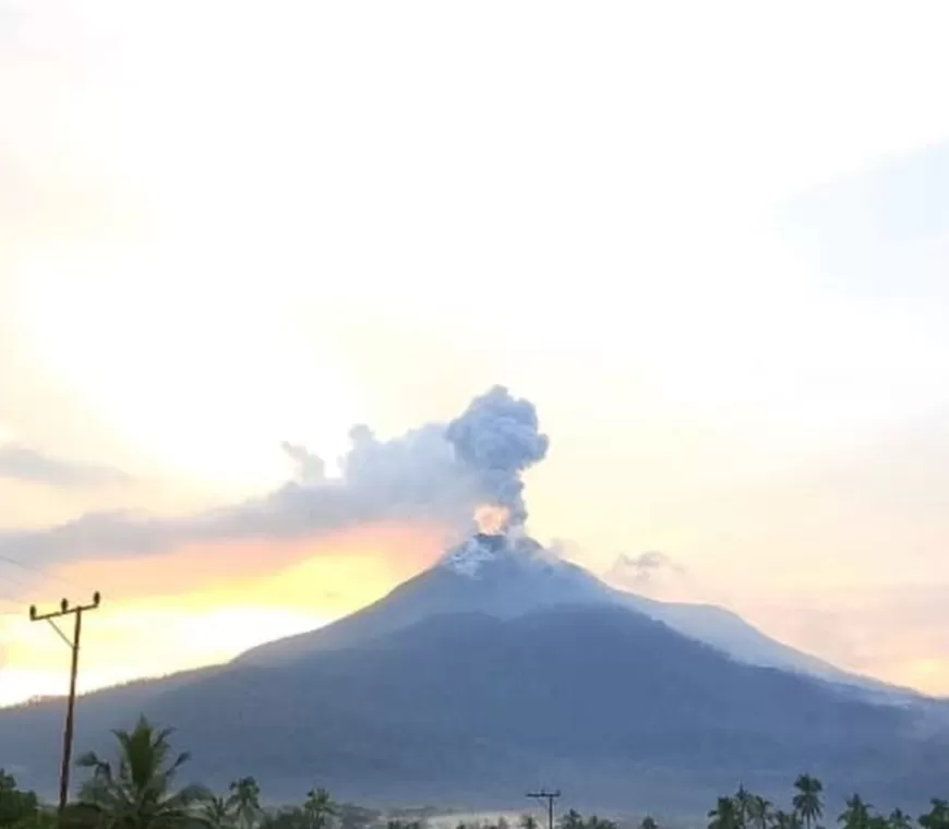 Gunung Lewotobi Laki-laki Meletus, Tinggi Kolom Abu 900 Meter