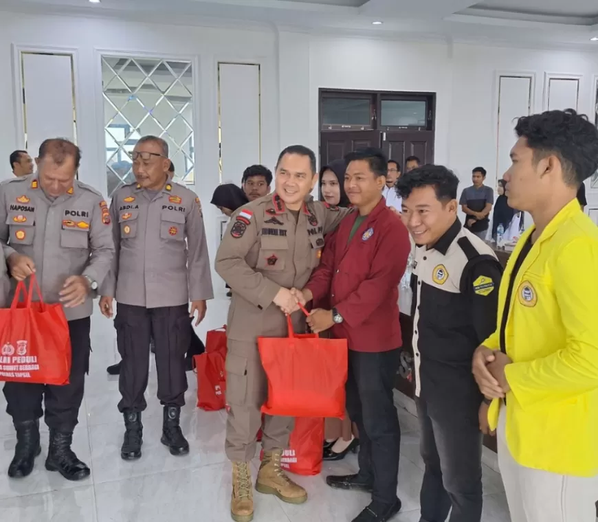 Sambut Bulan Suci Ramadan, Polres Tapsel Bersama Mahasiswa Laksanakan Baksos Pembagian Paket Sembako